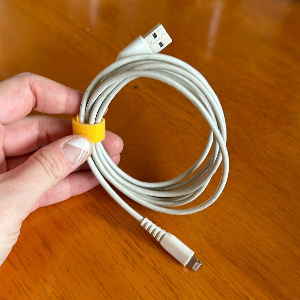 Amazon Basics 6 foot apple compatible lightning charger